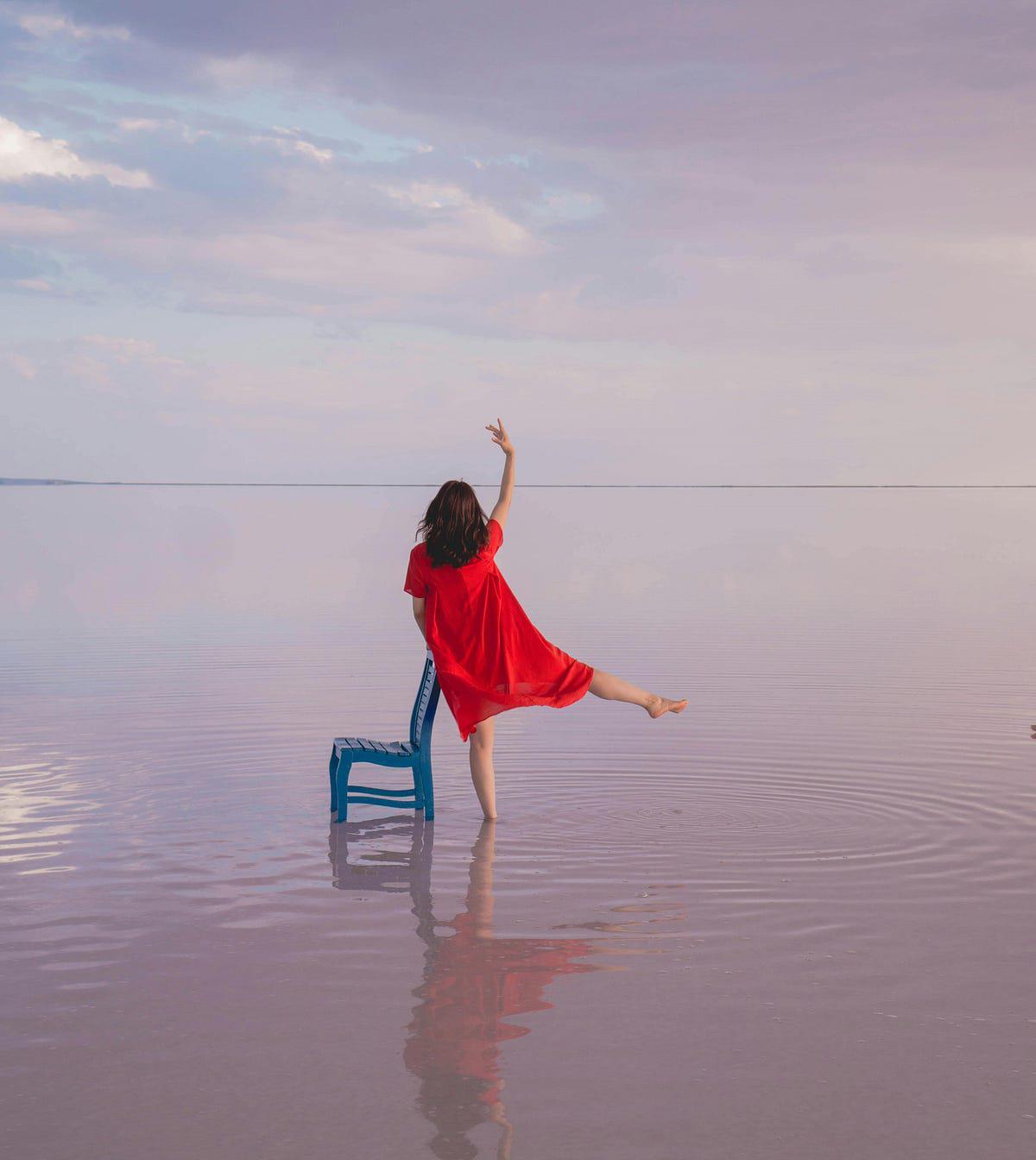 Woman on the boat: Leaving difficulties in the sea and maintaining good buoyancy.