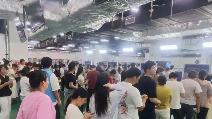Zhengzhou Foxconn está contratando, largas filas para el trabajo, la temporada alta de subcontratación de Apple detrás de los altos salarios y reembolsos.
