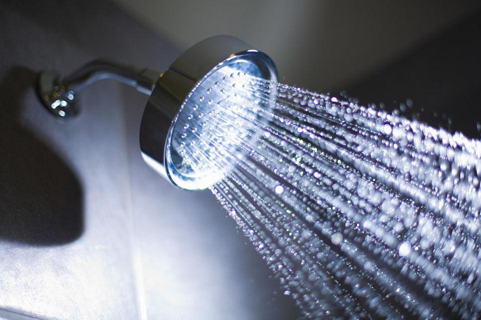 Medidor de consumo de agua en la ducha 