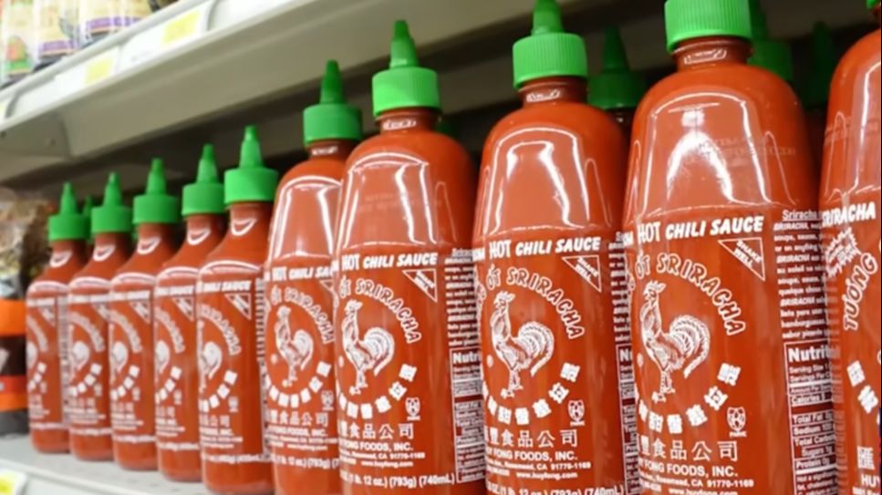 El millonario de origen vietnamita y la salsa picante más famosa de Estados Unidos