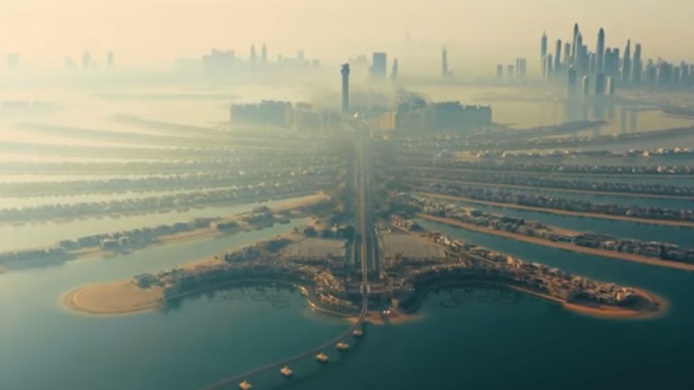 Strange mega project: Drainage in the Dubai desert