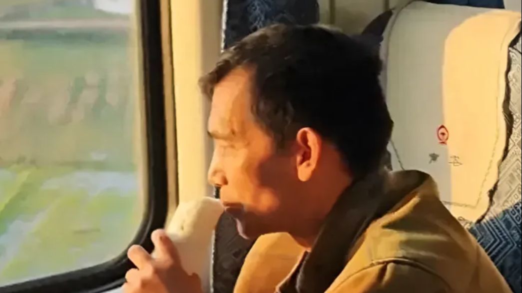 火车上遇到大叔把萝卜当饭吃小伙好心帮助渡难关