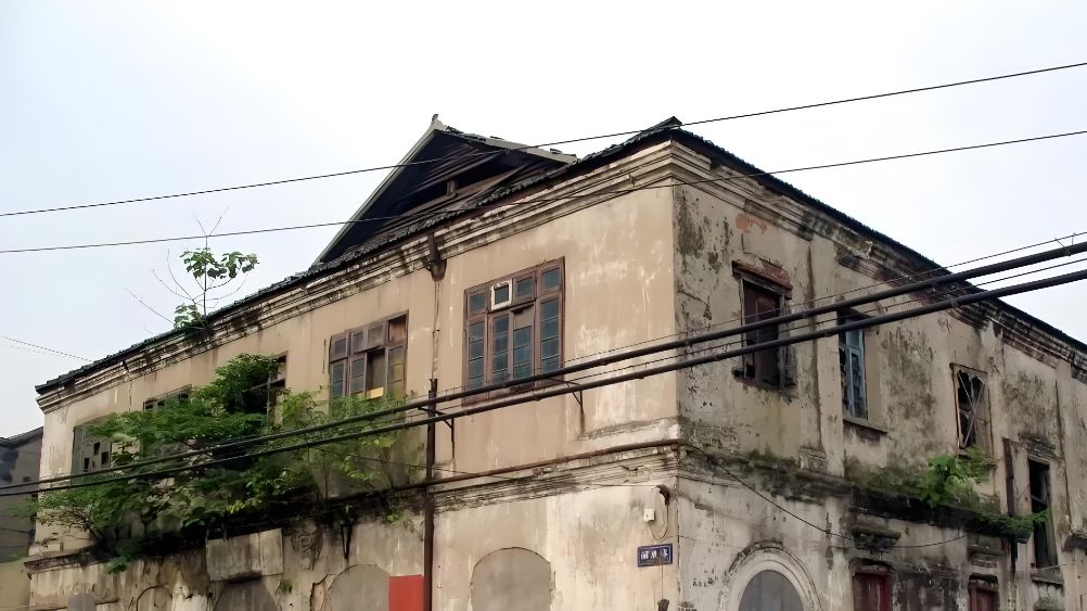 Esta casa de cien años parece tener algún tipo de mal ambiente, mis compañeros se han enfermado uno tras otro.