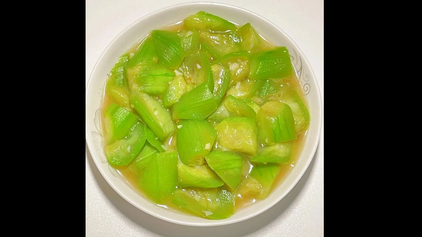 ¿La calabaza frita se oscurece y suelta agua? Un chef te enseña un truco: no pongas aceite y haz este paso primero, ¡quedará verde y tierna sin soltar agua!