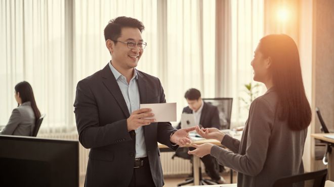 급여가 지급 될 때마다 감독자는 부하 직원으로부터 돈을 빌릴 것입니다. 그것을 빌린 후에, 그는 계속 빚을지고 절대 상환하지 않을 것입니다. 어떻게해야하나요?