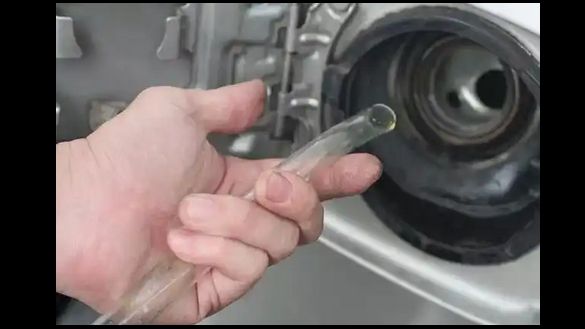 DIY指南：从汽车油箱中取出汽油的工具和技巧
