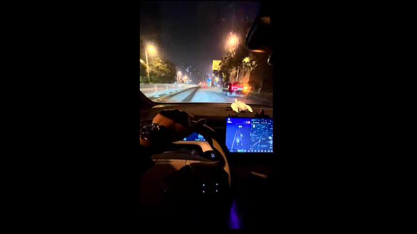 ¿Te sientes nervioso al conducir de noche? ¡Recuerda estos 3 consejos y resuelve todo con las luces, el cruce y el cambio de carril!