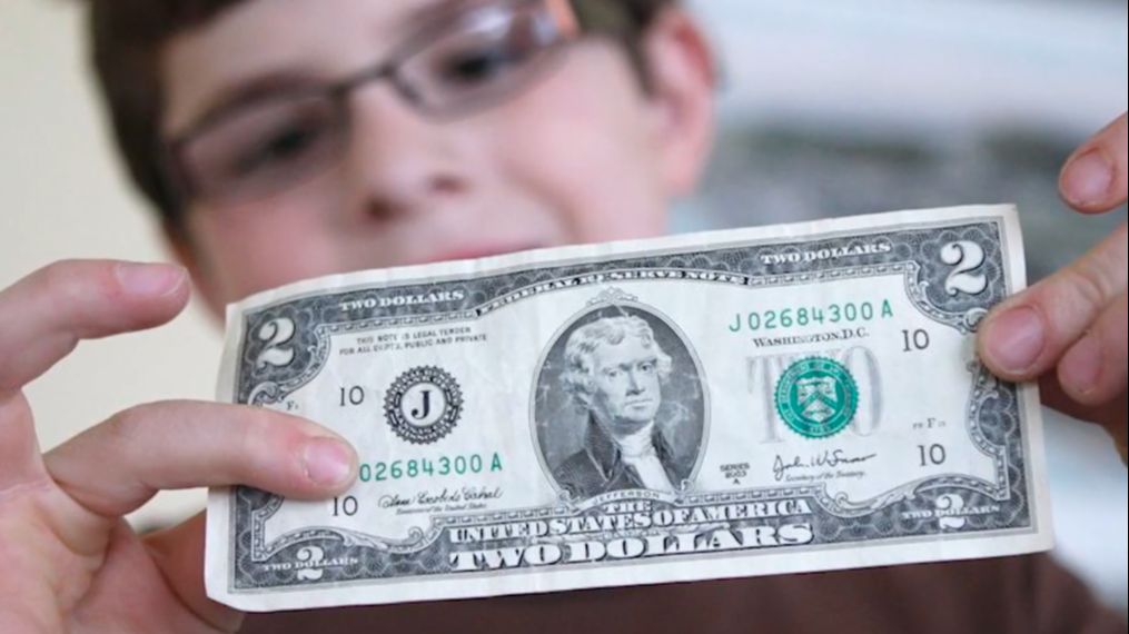 ¿Por qué se suele usar el billete de 2 dólares para dar como regalo?