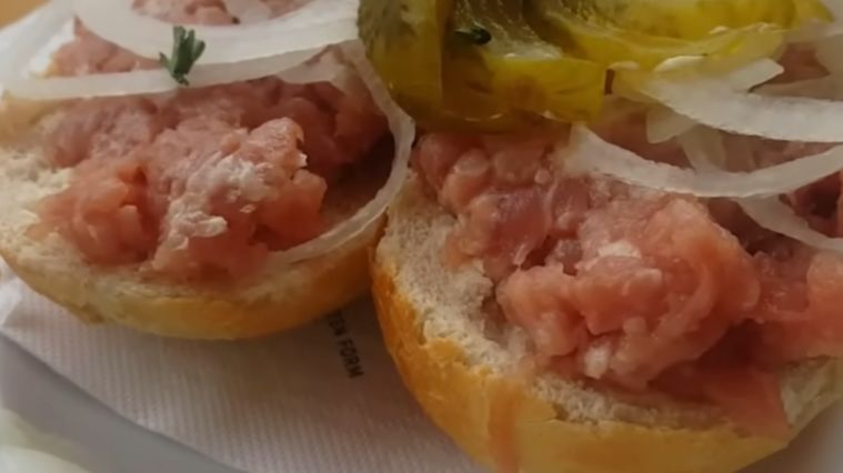 ¿Por qué los alemanes comen carne cruda con pan?