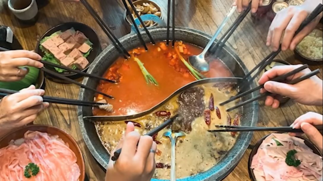 중국인들은 왜 뜨거운 냄비를 먹는 것을 좋아합니까?