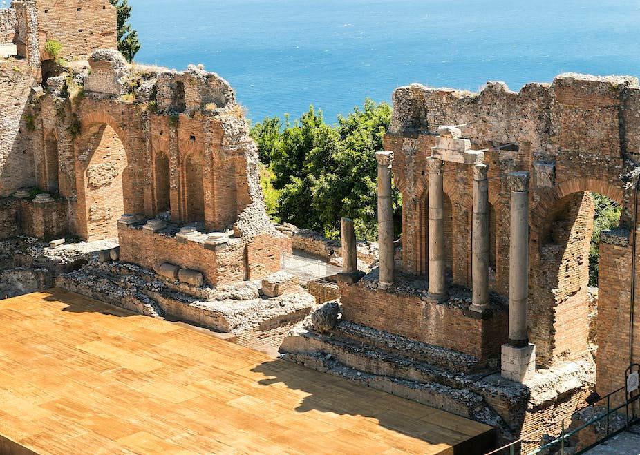 从古希腊到百老汇，音乐在戏剧中发挥了重要作用。