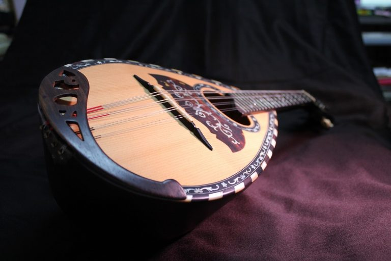 How to tune a mandolin