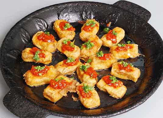 ¿Cómo pueden la carne de pescado salado y el tofu desarrollar su potencial de sabor durante la cocción?