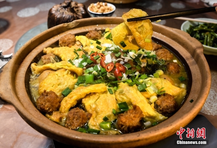 ¿Qué simbolizan la olla de un solo plato, la sopa de tofu y el estofado de carne en salmuera con bambú?