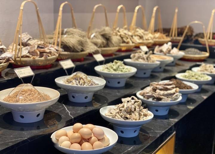 ¿Cómo equilibrar los sabores regionales y el modelo comercial en un restaurante de cocina Hui?